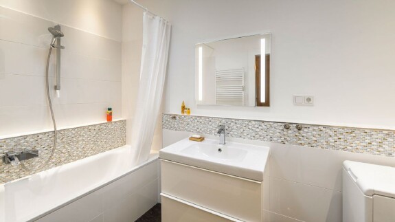 Grosszügiges Bad mit Wanne und Duschoption